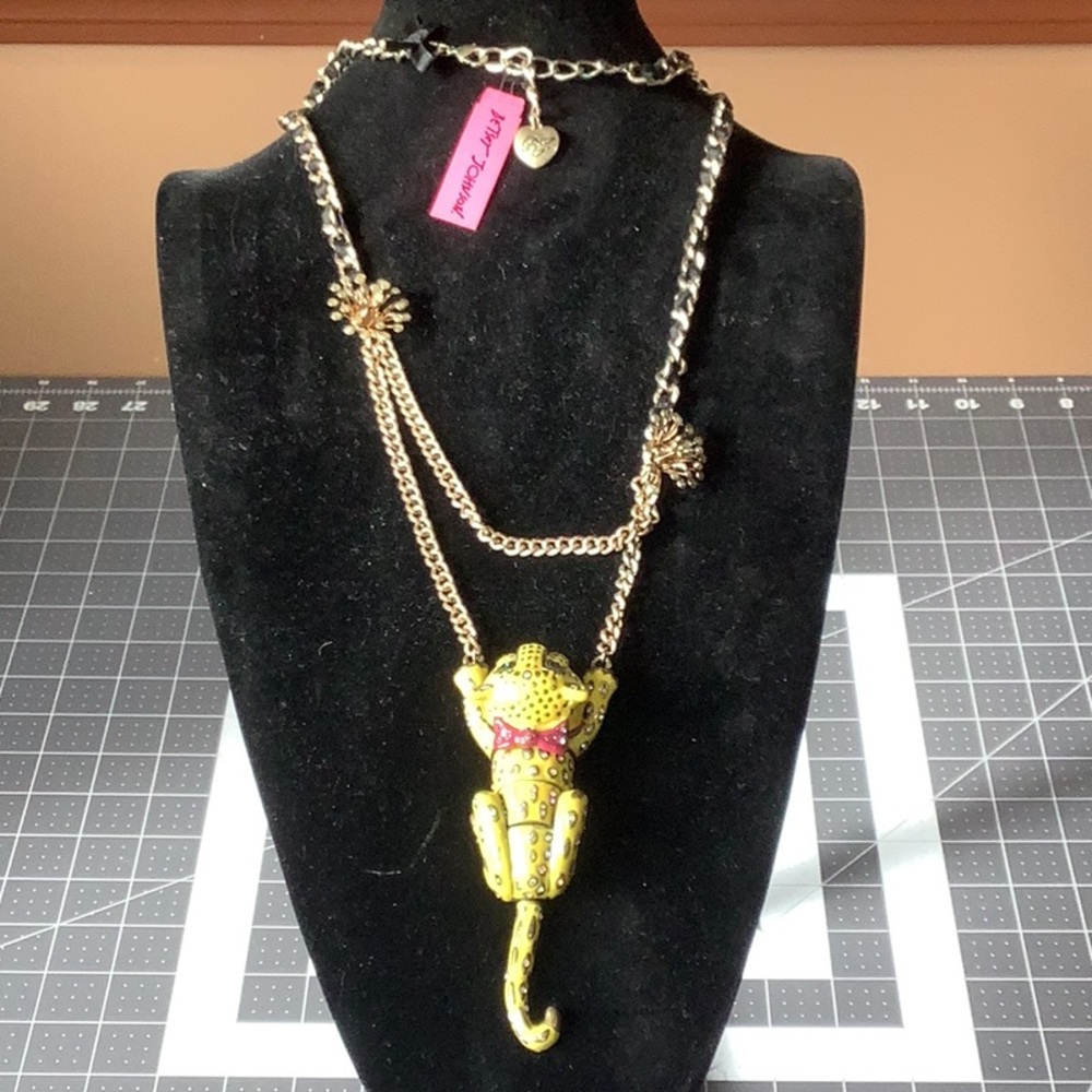 Betsey Johnson RARE Retired NWT 5 inch Yellow Cheetah Segmented Pendant Necklace